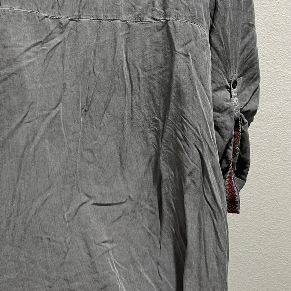 Andree By Unit Shirt Womens SMALL gray Embroidered Floral Boho Flowy Crinkle - Picture 4 of 7